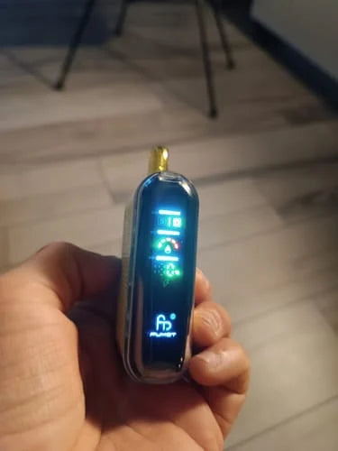 Kunde hält Fumot 20000 in der Hand und zeigt das LED Display