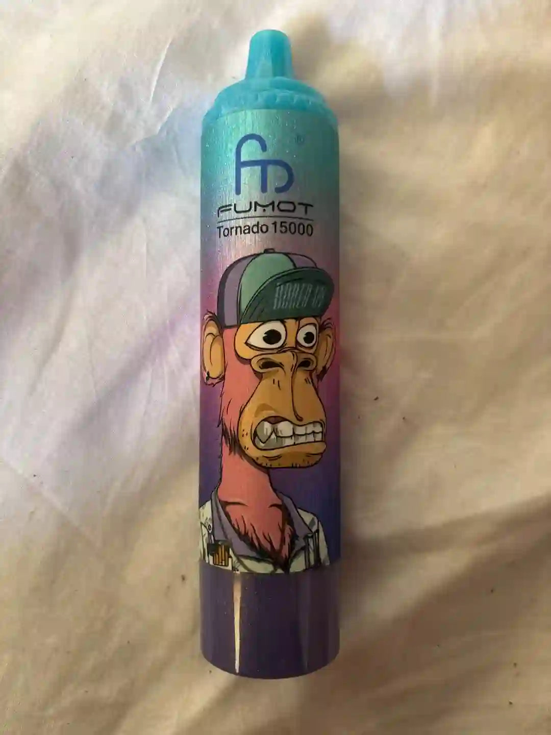 Eine blau/lilane 15K Tornado Vape von RandM